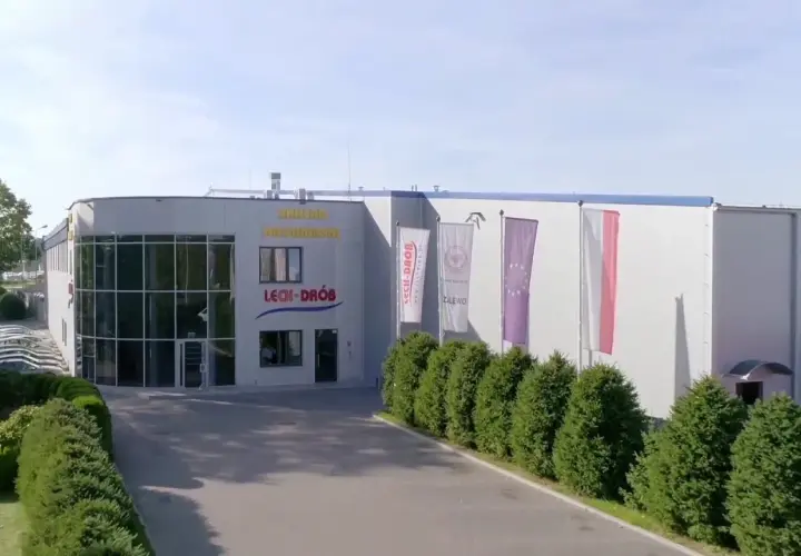 Nowoczesny budynek firmy Lech-Drób w Zalewie, z charakterystycznym logo i flagami.
