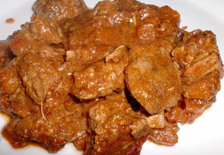 Sabrosa carne al toro, tierna y jugosa, cocinada a fuego lento en una rica salsa.