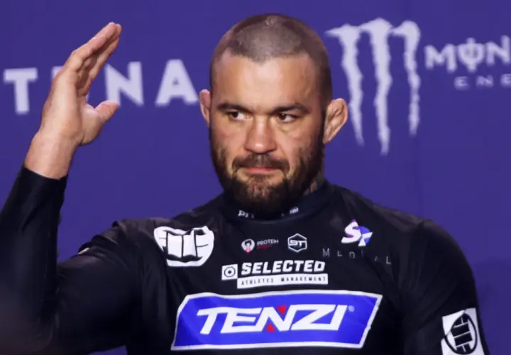 Bohater materla fame mma pozdrawia. Na koszulce logo "TENZI".