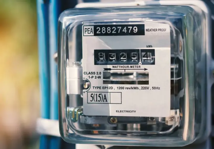 Licznik energii elektrycznej, który jest podstawą do wystawienia rachunku za prąd. Widoczny odczyt to 8325.4 kWh.