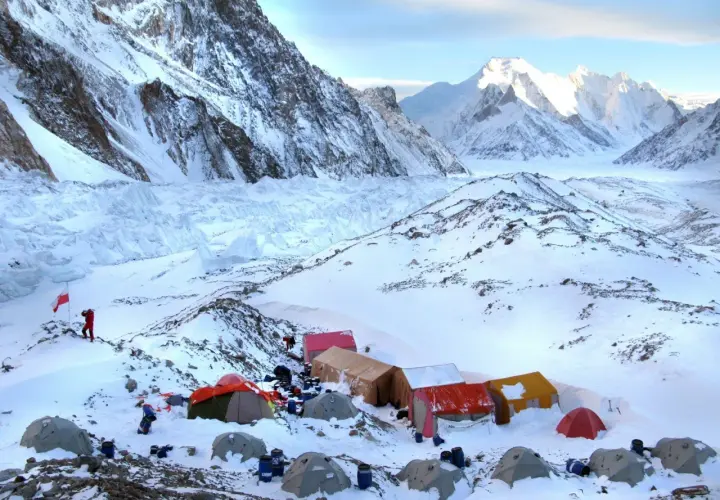 Obóz pod Broad Peak, zimowy krajobraz, namioty, lodowiec. Tragedia w górach, polscy alpiniści.
