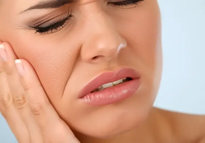 Ból dziąseł? Domowe sposoby, apteka i kiedy do dentysty