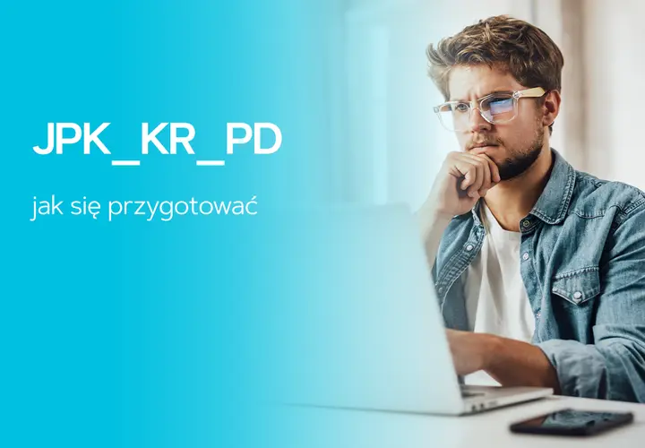 Mężczyzna w okularach pochyla się nad laptopem, zastanawiając się nad JPK_KR. Jak się przygotować do tego zadania?