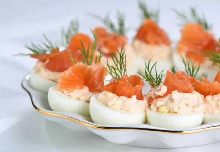 Oeufs mimosa recette grand-mère : des œufs durs garnis d'une préparation crémeuse, surmontés de saumon fumé et d'aneth. Un délice !
