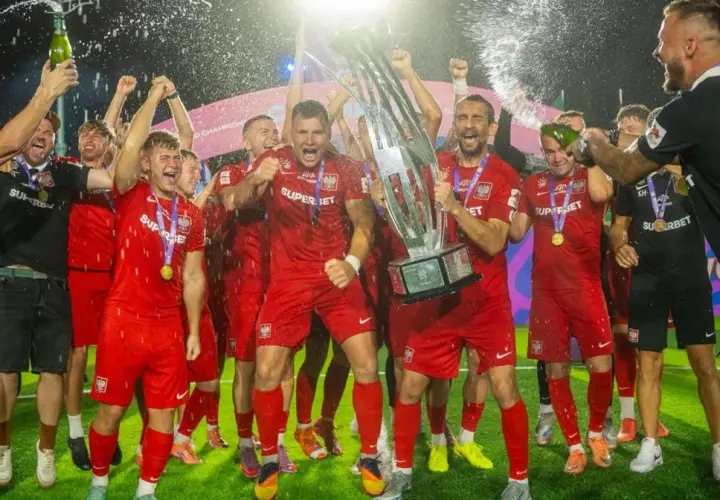 Piłkarze świętują z pucharem i szampanem. Czy Polska kiedyś wygrała mistrzostwa świata? Ta radość sugeruje, że tak!