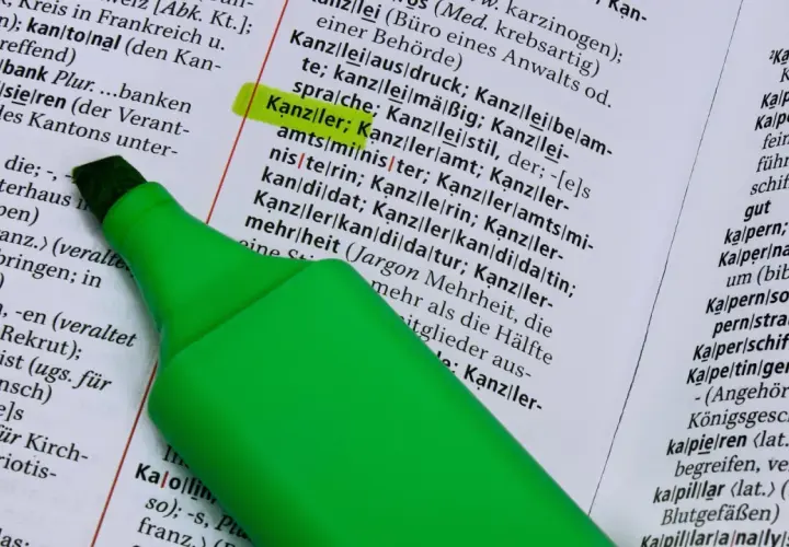 Grüner Textmarker hebt "Kanzlei" hervor, ein Wort, das in der deutschen Sprache vielfältig ist und auch in der Politik eine Rolle spielt, wie bei einer Frankreich Wahlumfrage.