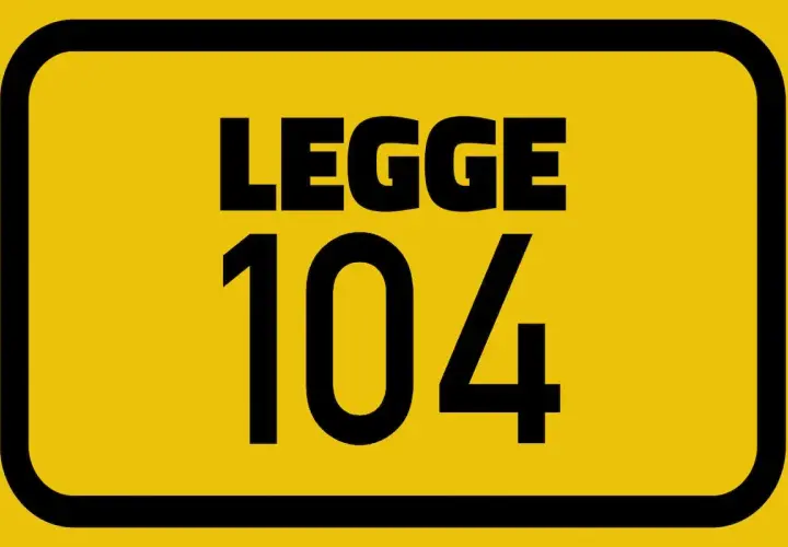 Cartello giallo con bordi neri. Al centro, in nero, la scritta "LEGGE" sopra il numero "104".