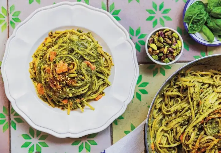 Makaron z pesto, pistacjami i kawałkami łososia. Idealny pomysł, co dodać do makaronu z pesto, by był jeszcze pyszniejszy.