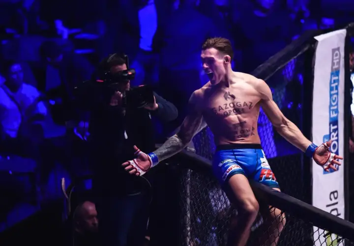 Zawodnik MMA świętuje zwycięstwo, a kamera dokumentuje emocje. To z pewnością jeden z tych momentów, które zapadają w pamięć, gdy śledzimy ksw wyniki.