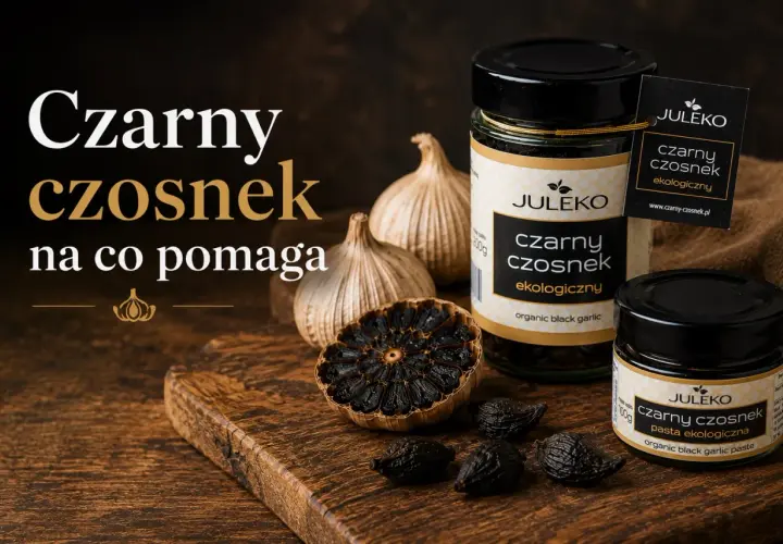 Czarny czosnek w słoikach i na desce, obok świeżych główek. Poznaj jego właściwości!