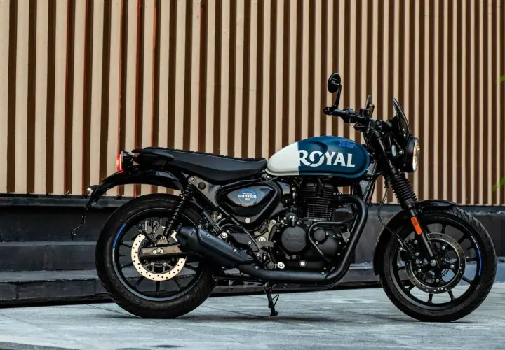 Royal Enfield Hunter 350, una moto negra y azul con el logo "ROYAL" en el tanque, lista para la aventura urbana.