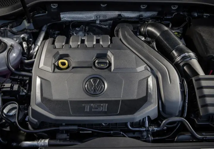 Silnik 1.5 TSI Volkswagena, z widocznym logo i oznaczeniem mocy, gotowy do pracy.
