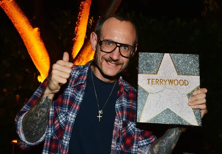 Terry Richardson z gwiazdą "TERRYWOOD" i kciukiem w górę.