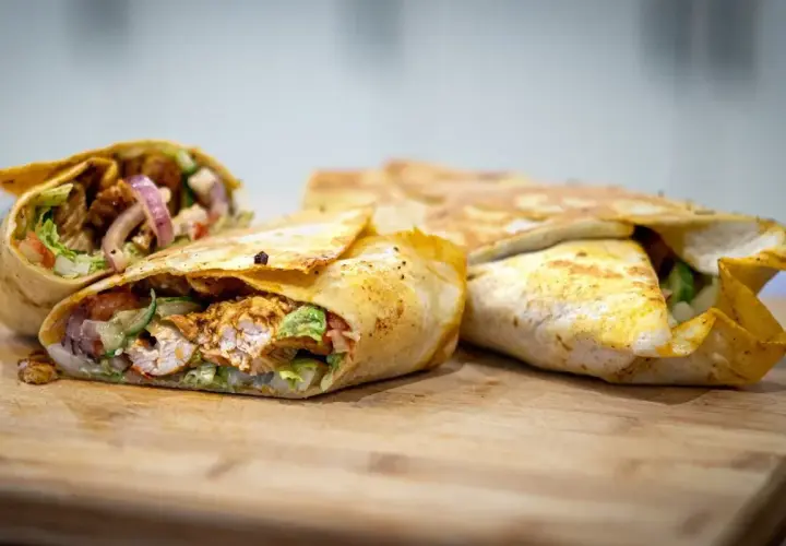 Pyszne tortille z kurczakiem i warzywami, idealne do zawinięcia na szybki lunch.