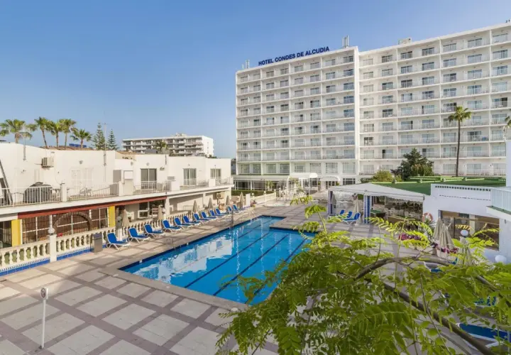 Basen i hotel "Globales Condes de Alcudia" na Majorce. Wiele opinii o tym miejscu potwierdza jego atrakcyjność.