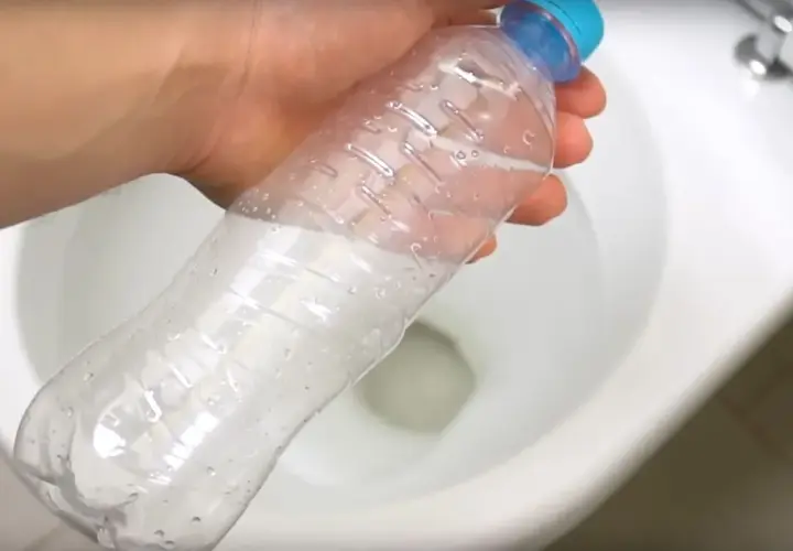Jak wyczyścić plastikową butelkę z osadu? Woda z octem pomoże usunąć kamień i przywrócić jej blask.