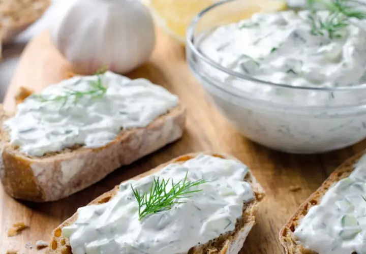 Fette di pane con salsa tzatziki, cetrioli, aglio e aneto.