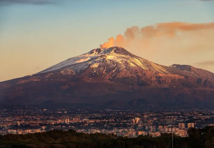 Etna fumante al tramonto, un'esperienza indimenticabile per chi decide di visitar el Etna.