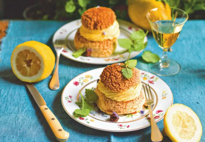 Due deliziosi craquelin, con crema gialla e croccante copertura, pronti per essere gustati. La ricetta perfetta per un dolce speciale.