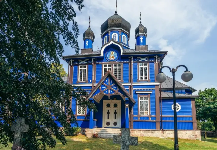 Niebieska cerkiew z kopułami, idealna na jednodniowe wycieczki po Podlasiu.