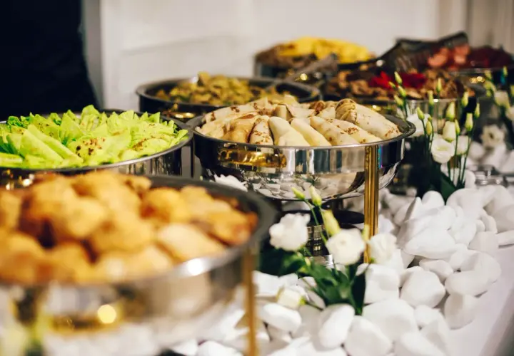 Ile kosztuje catering na 60 osób? Poznaj ukryte koszty i opcje