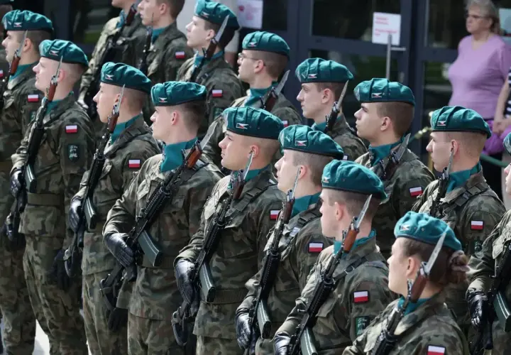Sierżant podchorąży w zielonym beretach i mundurach z karabinami, gotowi do parady.