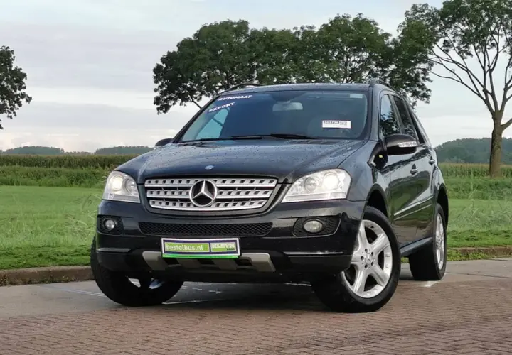 Mercedes ML 320 CDI 4Matic, un SUV negro con matrícula de exportación, aparcado en un camino de adoquines. A pesar de su aspecto, podría tener problemas.