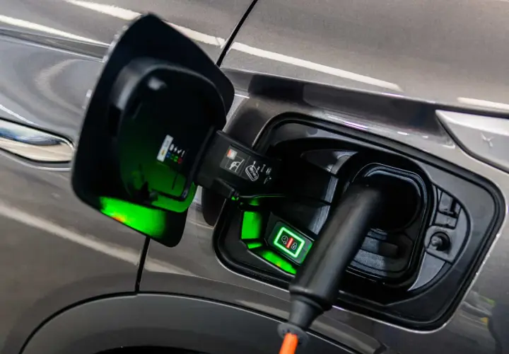 Cargando un coche eléctrico. Averigua cuanto cuesta recargar un coche eléctrico en una gasolinera.