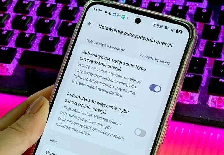 Telefon wyświetla ustawienia oszczędzania energii. Można tu włączyć funkcję always on display, która automatycznie wyłączy tryb oszczędzania energii przy 90% baterii.