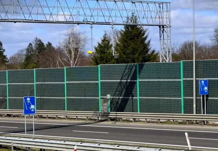 Znak informuje o odcinkowym pomiarze prędkości S7. Uważaj na kamery!
