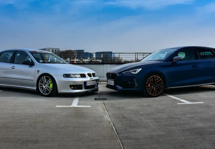 Dwa samochody: srebrny Seat Leon Cupra i granatowy Cupra Leon. Czy to ta sama marka? Tak, Cupra to sportowa marka wywodząca się z Seata.