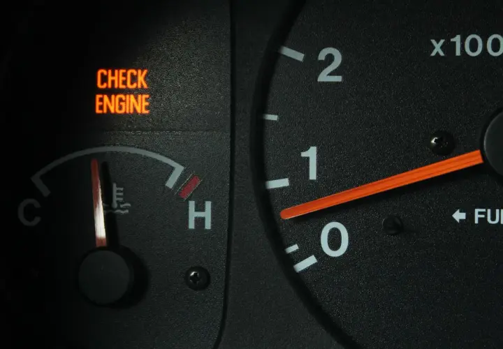 Spia "Check Engine" accesa sul cruscotto. Scopri come resettare la spia avaria motore senza computer.