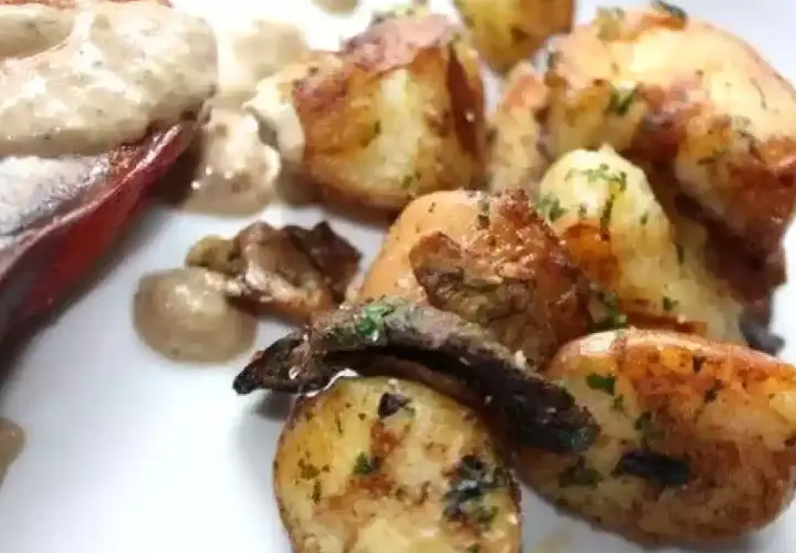 Pommes de terre rôties et cèpes, une recette simple et savoureuse.