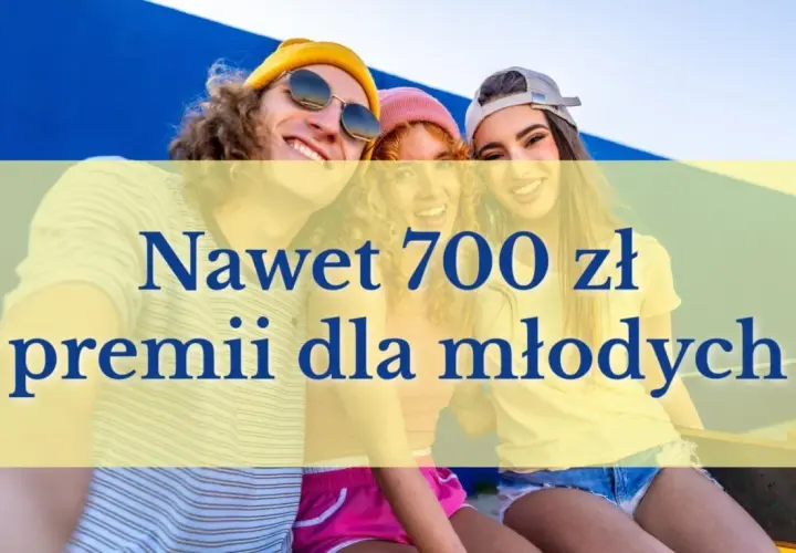 Trzech uśmiechniętych nastolatków z radością korzysta z oferty Santander konto dla młodych 13-18, zgarniając nawet 700 zł premii.