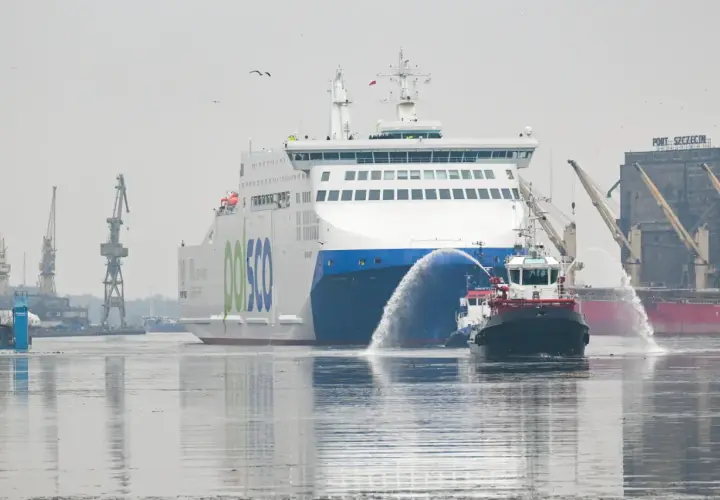 Statek Polferries "Unity Line" w Szczecinie, podczas wodnego salutowania. Cennik rejsów dostępny online.