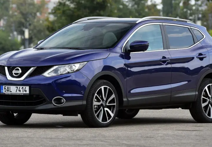 Granatowy Nissan Qashqai II, idealny do miasta i na dalsze trasy. Zastanawiasz się, jaki silnik wybrać?