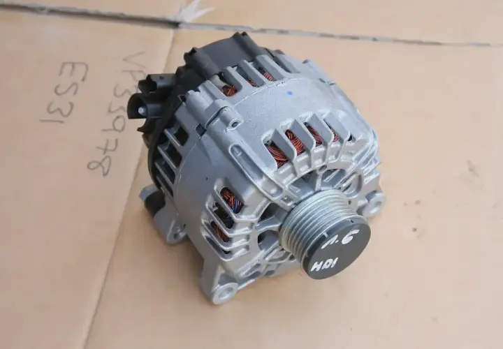 Alternator samochodowy z widocznymi uzwojeniami i oznaczeniem 1.6 HDI.
