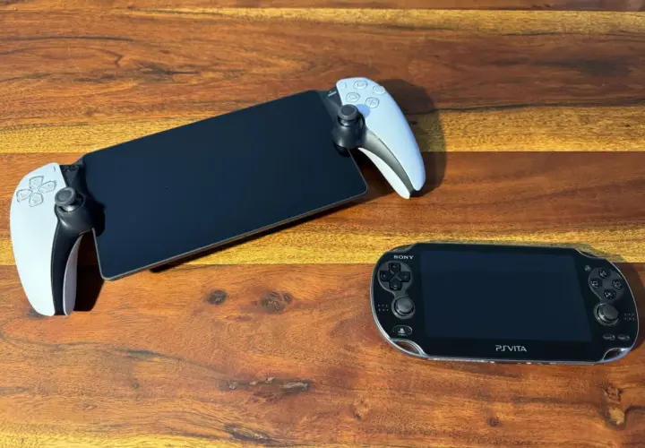 Dwa urządzenia do gier Sony: nowoczesny handheld z kontrolerami DualSense i starsza konsola PS Vita.