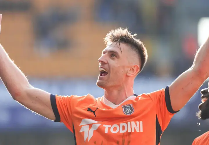 Krzysztof Piątek świętuje bramkę, radość po udanym transferze.