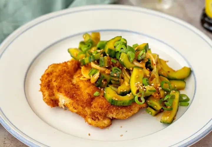 Krispig panerad schnitzel med en fräsch gurksallad toppad med sesamfrön och salladslök. En härlig kombination av texturer och smaker.