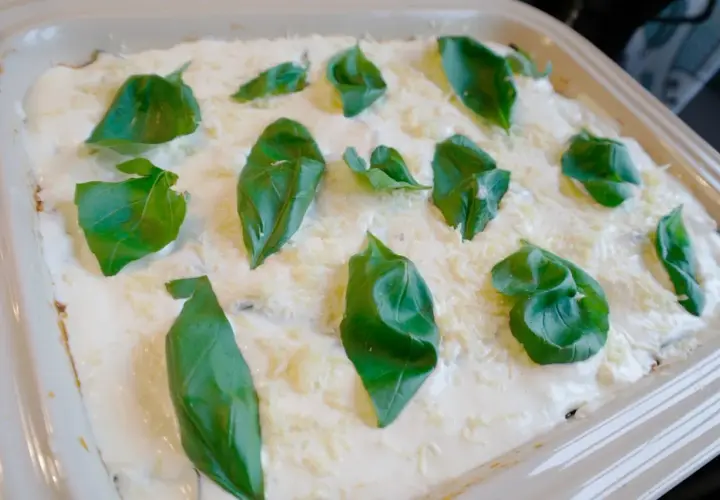 Lasagne med zucchini och fetaost, toppad med krämig ostsås och färsk basilika. En läcker och lätt sommarrätt.
