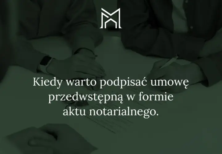 Ludzie podpisują umowę przedwstępną u notariusza. Dowiedz się, ile kosztuje umowa przedwstępna u notariusza i kiedy warto ją zawrzeć.