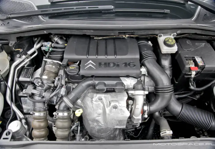 Silnik 1.6 HDI. Elektrozawór turbiny znajduje się w okolicach kolektora dolotowego, blisko turbosprężarki.