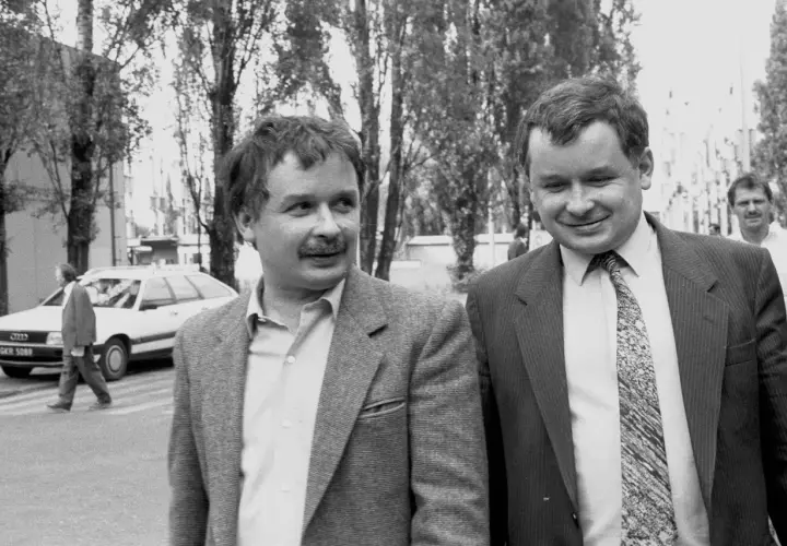 Lech Kaczyński, znany z tego, ile ustaw zawetował, na zdjęciu z lat 90. z bratem Jarosławem.
