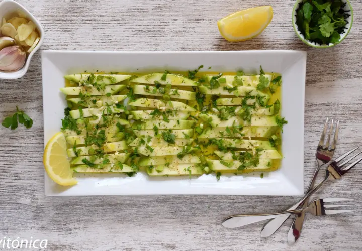 Delicioso plato de boquerones veganos, finas láminas de calabacín marinado con ajo, perejil y limón.
