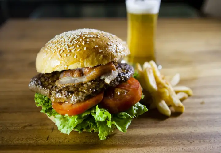 Co to jest hamburger? Definicja, historia i sekret idealnej kanapki