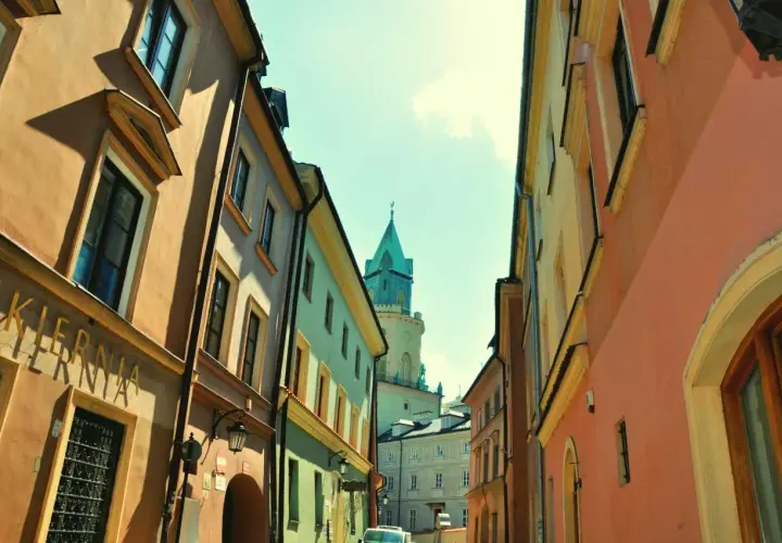 Ulica w Lublinie z kolorowymi kamienicami i wieżą. Może to być początek przygody w parku rozrywki Lublin.