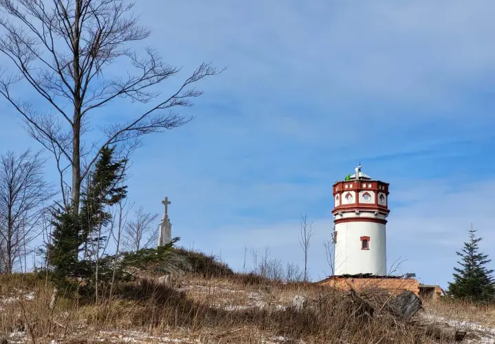 Wieża widokowa na Biskupiej Kopie i krzyż na szczycie.