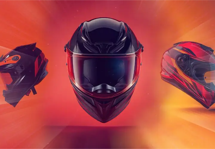 Tres cascos de moto flotan: uno de cross negro y naranja, uno integral negro con visor rojo, y uno deportivo rojo y negro.
