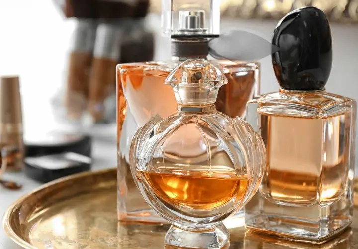 Eleganckie perfumy do samolotu w ozdobnych flakonach, gotowe do podróży.